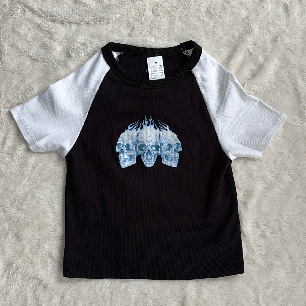 NWT. Skull Cropped Tee.